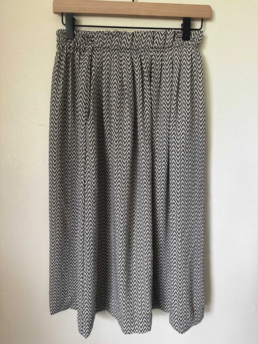 H&M Black White Geometric Print Midi Skirt Elastic Waist Women’s US 2